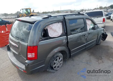 2010 Chrysler Town & Country Touring Plus z USA, uszkodzony, nr VIN 2A4RR8DXXAR387564